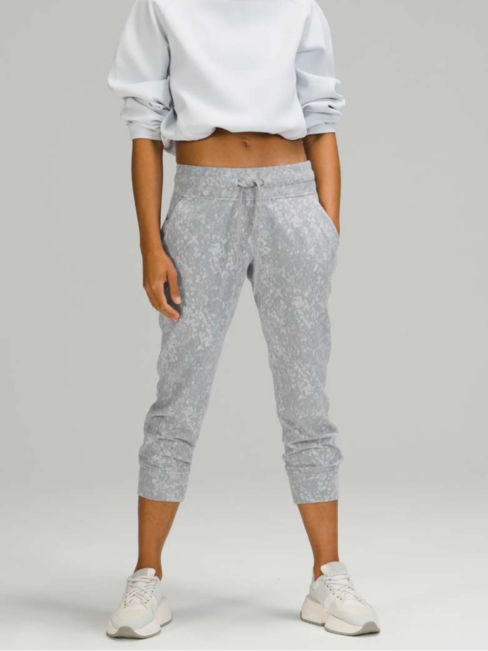 Lululemon Crop Sweatpants in Grey Size 0
